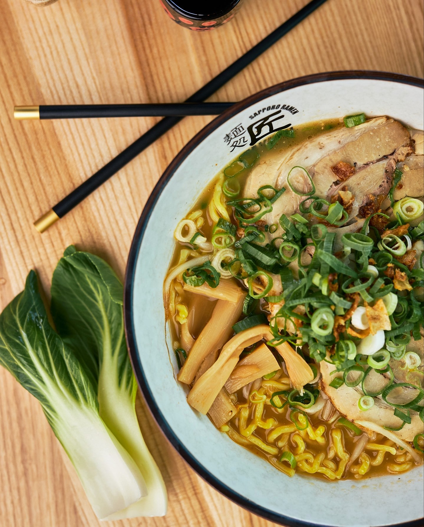 Shoyu Ramen mit Chashu, Bambussprossen und Pak Choi im Takumi-Bowl mit 麺処匠-Prägung